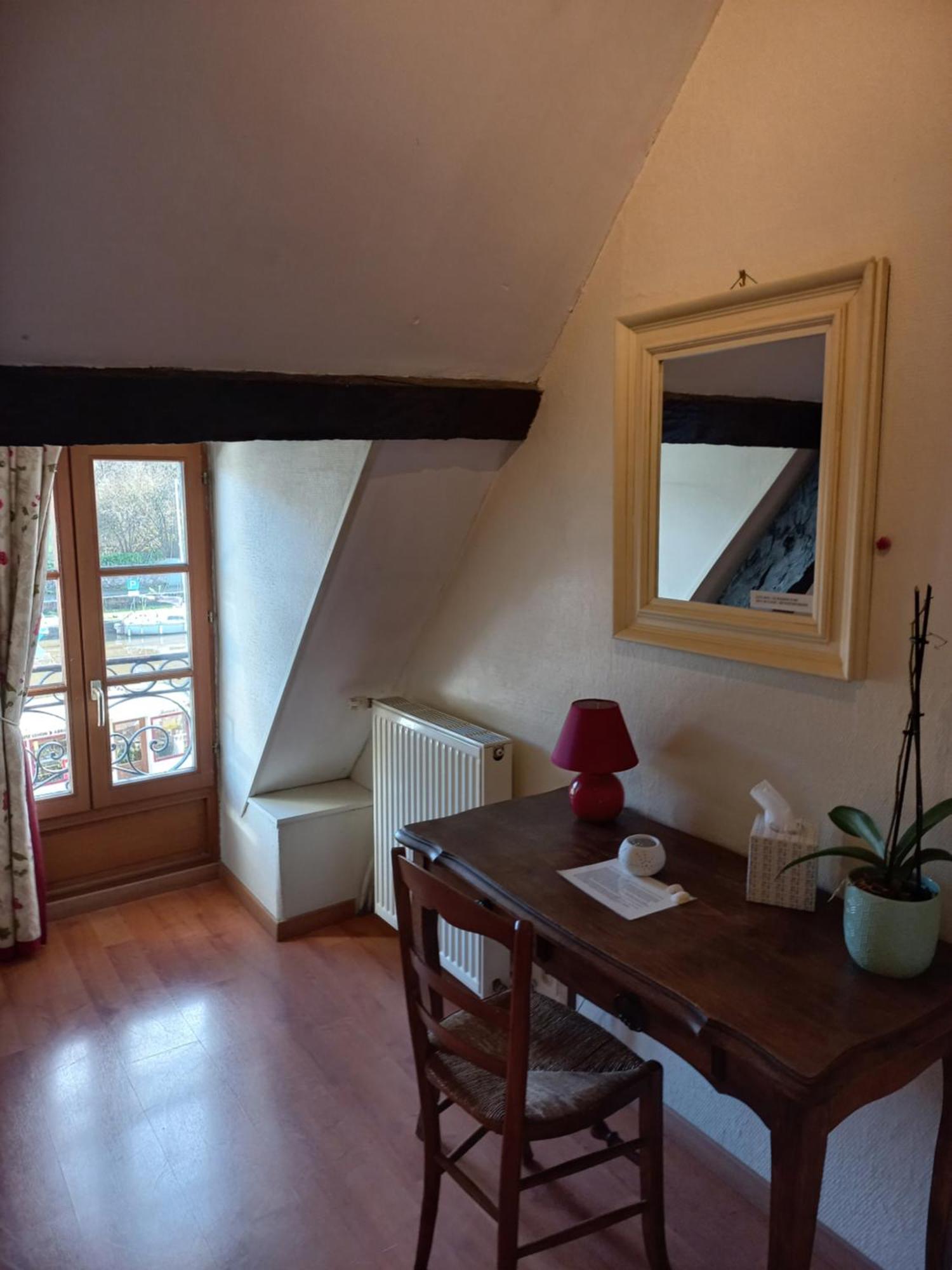 Le Poisson Ivre Bed & Breakfast Dinan Eksteriør bilde